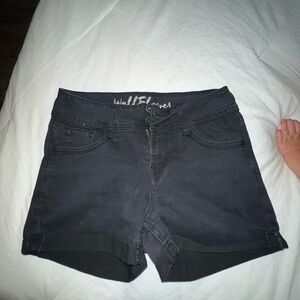 Wallflower size 5- black denim shorts